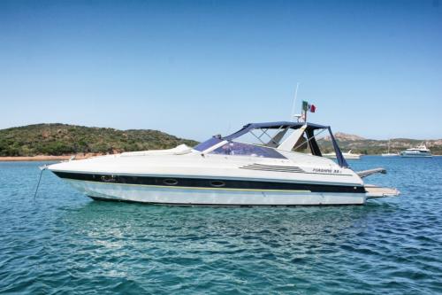Barca in navigazione nell'Arcipelago di La Maddalena