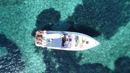 Foto drone escursionisti a bordo di una barca nell'Arcipelago di La Maddalena