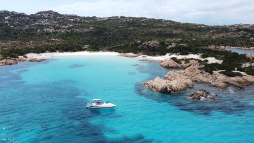 Foto panoramica Spargi e barca nell'Arcipelago di La Maddalena