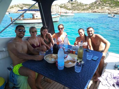 Gruppo di ragazzi a bordo di una barca a motore nell'Arcipelago di La Maddalena