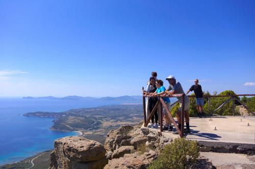 Excursionistas con vistas al panorama del Golfo de Alghero