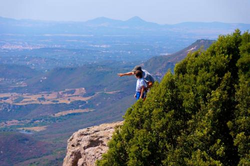 Padre e figlio ammirano il panorama sul Golfo di Alghero