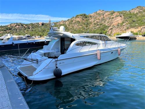 Luxusyacht im Yachthafen von Poltu Quatu auf einem privaten Ganztagesausflug