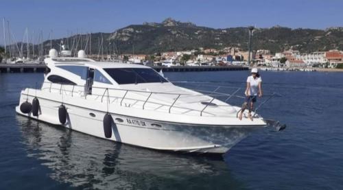Luxusyacht im Yachthafen von Poltu Quatu auf einem privaten Ganztagesausflug