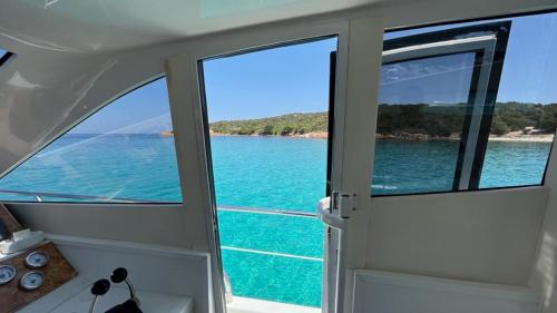 Yachten und kristallklares Meer im Yachthafen von Poltu Quatu