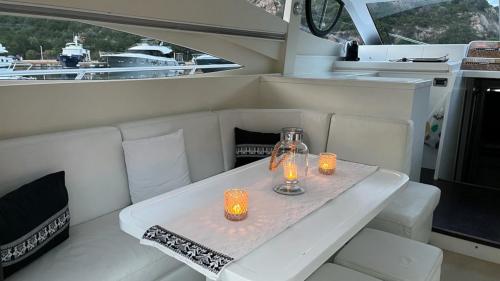 Tisch mit Sofas von einer Yacht im Yachthafen von Poltu Quatu