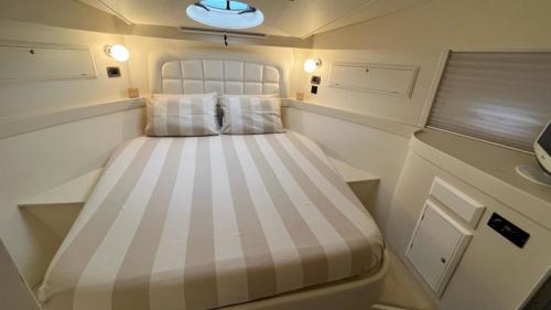 Schlafzimmer einer Luxusyacht an der Costa Smeralda